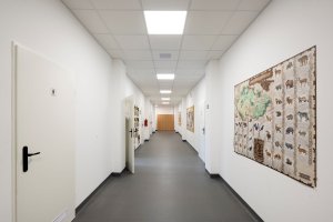 „Náš první dojem z nové modulární školy byl, že je moderní. Sice jsou chodby trochu menší, ale i tak se nám tu moc líbí," píší dívky ve Zpravodaji.