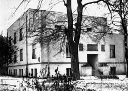 Architektura Bauerovy vily od Adolfa Loose se nese v puristickém stylu.