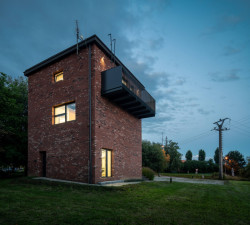 Ateliér Laplan proměnil bývalou trafostanici v moravském Vyškově na kanceláře a byt