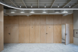 Zázemí sálu: kuchyňka, šatna, toalety (Komunitní centrum v bývalé stodole, studio Raketoplán)