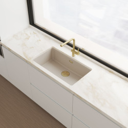 Kuchyňská baterie ATLAS NEO včetně doplňků v podobě hranatého přepadu a kulaté krytky výpusti. Vše provedení celonerez zlatá s povrchovou úpravou PVD.