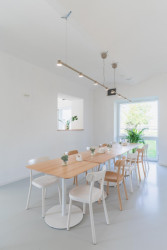 Hlavní prostor restaurace má kapacitu 48 míst. (Interiér restaurace Blatenský dvůr, Dominik Cvrček)