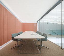 Pohled do zasedací místnosti (Kanceláře Deveron v Blueriot; CISARSTUDIO)