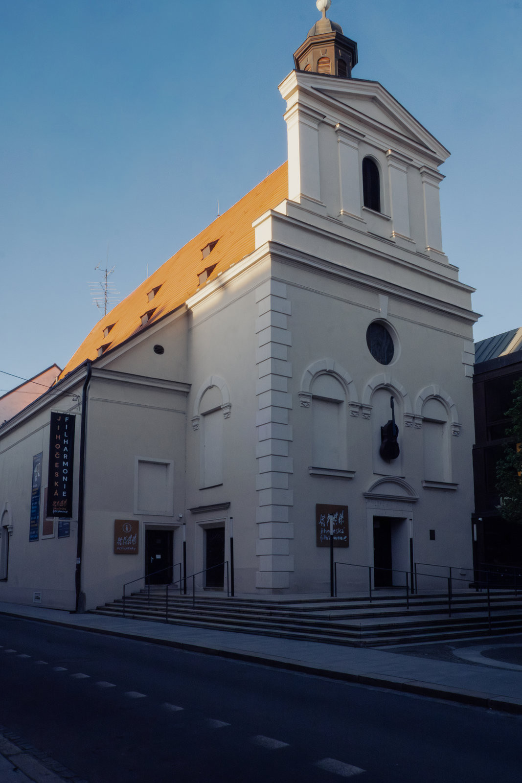 Bývalý kostel svaté Anny dnes slouží jako koncertní síň Otakara Jeremiáše. Rekonstrukce od studia Atelier 8000 vrátila interiéru jeho původní jednoduchost a zdůraznila historickou podobu chrámového prostoru.