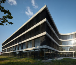 Městskou mozaiku kvalitní královéhradecké architektury doplnila administrativní budova centrály ČSOB od studia Projektil.