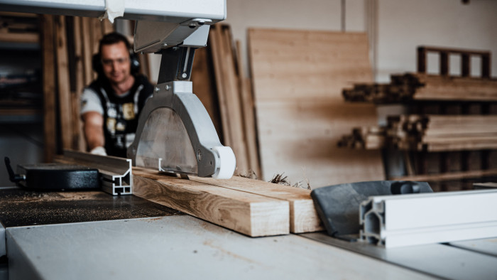 ...  i dřevovýrobou.