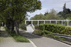 Lávka v Litomyšli od EHL & KOUMAR ARCHITEKTI: „Subtilní ocelová konstrukce je nesená masivními pilíři z pohledového železobetonu. Statický systém svařované ocelové konstrukce je spojitý nosník o dvou polích s převislými konci. Nosný systém se skládá ze dvou hlavních Vierendelových nosníků spojených příčníky,“ popisují konstrukční řešení architekti