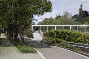Lávka v Litomyšli od EHL & KOUMAR ARCHITEKTI: „Subtilní ocelová konstrukce je nesená masivními pilíři z pohledového železobetonu. Statický systém svařované ocelové konstrukce je spojitý nosník o dvou polích s převislými konci. Nosný systém se skládá ze dvou hlavních Vierendelových nosníků spojených příčníky,“ popisují konstrukční řešení architekti