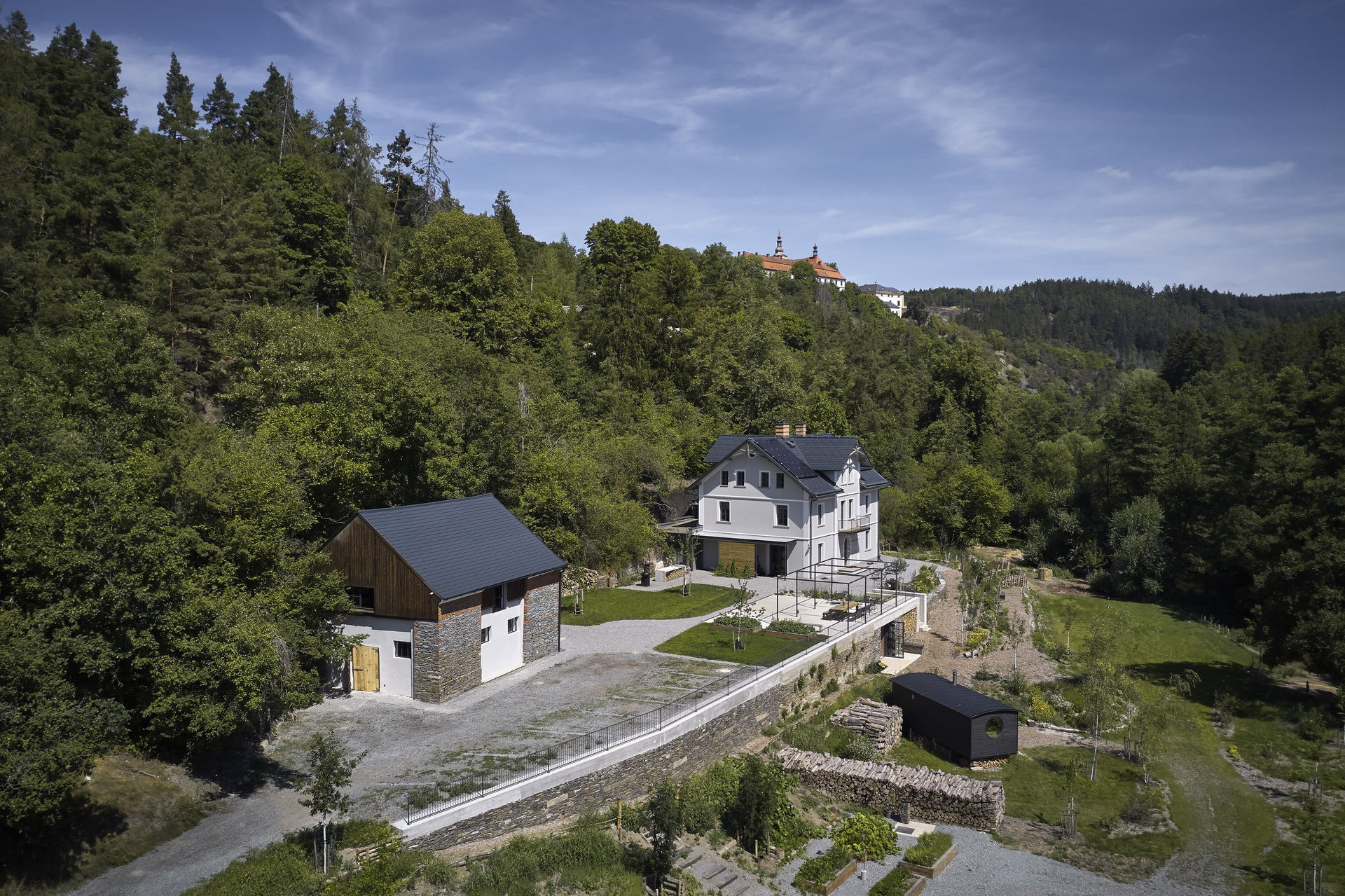Rabštejn nad Střelou leží na pomezí Karlovarského a Plzeňského kraje v bývalých Sudetech. Místo hrálo zásadní roli v zadání rekonstrukce pro studio Olgoj Chorchoj, a to vytvořit z bývalého ranče penzion se zachováním sudetské atmosféry.