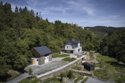 Rabštejn nad Střelou leží na pomezí Karlovarského a Plzeňského kraje v bývalých Sudetech. Místo hrálo zásadní roli v zadání rekonstrukce pro studio Olgoj Chorchoj, a to vytvořit z bývalého ranče penzion se zachováním sudetské atmosféry.