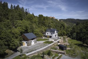 Rabštejn nad Střelou leží na pomezí Karlovarského a Plzeňského kraje v bývalých Sudetech. Místo hrálo zásadní roli v zadání rekonstrukce pro studio Olgoj Chorchoj, a to vytvořit z bývalého ranče penzion se zachováním sudetské atmosféry.