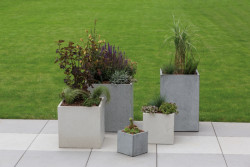 Atraktivní pohledový beton, příjemný hladký povrch, nižší hmotnost a mimořádná odolnost předurčují květináče LITE CUBE a BLOCK k širokému použití zejména v harmonii s moderní architekturou. Ilustrační foto.