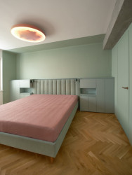 Ložnice, na stropě stmívací svítidlo od studia Lappa. (Rekonstrukce bytu v Holešovicích; B² Architecture)