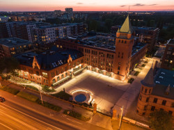 Revitalizace bývalého pivovaru přinesla nový život do městské čtvrti. Areál je nyní otevřený a průchozí pro pěší i cyklisty, poskytující atraktivní a živý prostor pro práci i odpočinek. (SRDK Studio, Vratislavské pivovary)