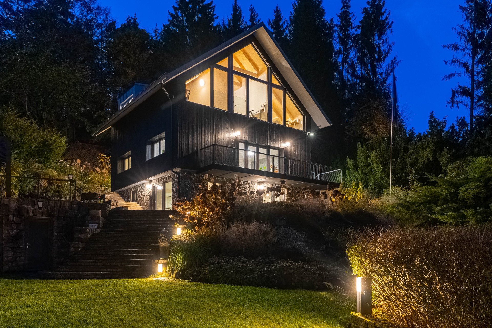 3K Architects zrekonstruovali rekreační chatu na Benešovsku na pozemku s ojedinělým severským rázem