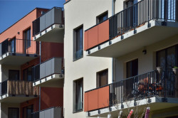 Uplatnění fasádních desek Cembrit Raw na balkónových konstrukcích - foto