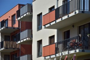 Uplatnění fasádních desek Cembrit Raw na balkónových konstrukcích - foto
