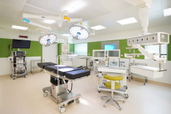 Špičkový operační sál splňuje nejvyšší legislativní i hygienické standardy. (Karvinská hornická nemocnice postavená z modulů KOMA)