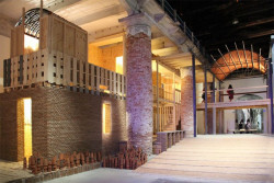 Expozice Anupamy Kundoo na benátském bienále 2016.