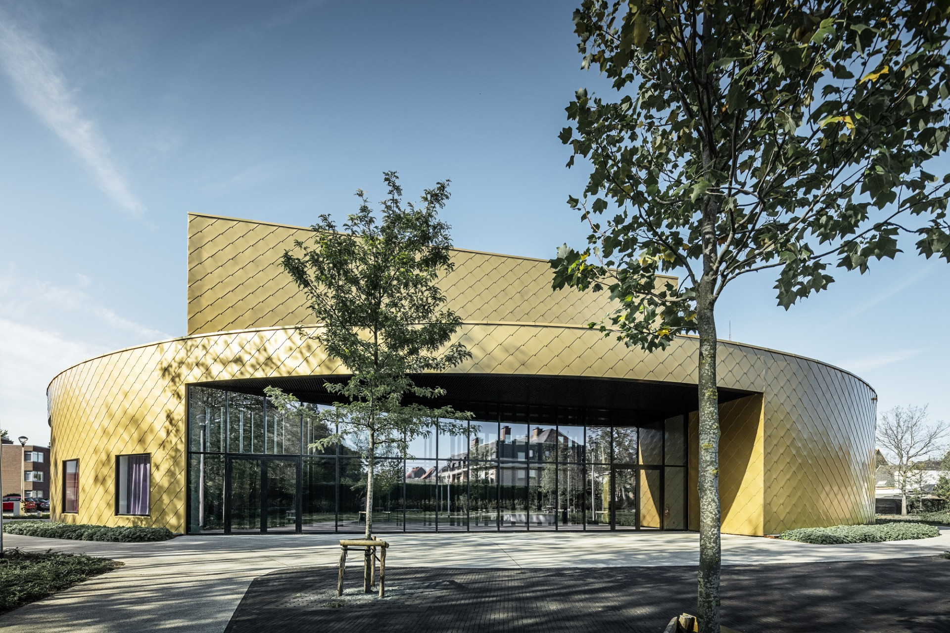 Multifunkční kulturní centrum v belgickém Kapellen obložené hliníkovými šablonami