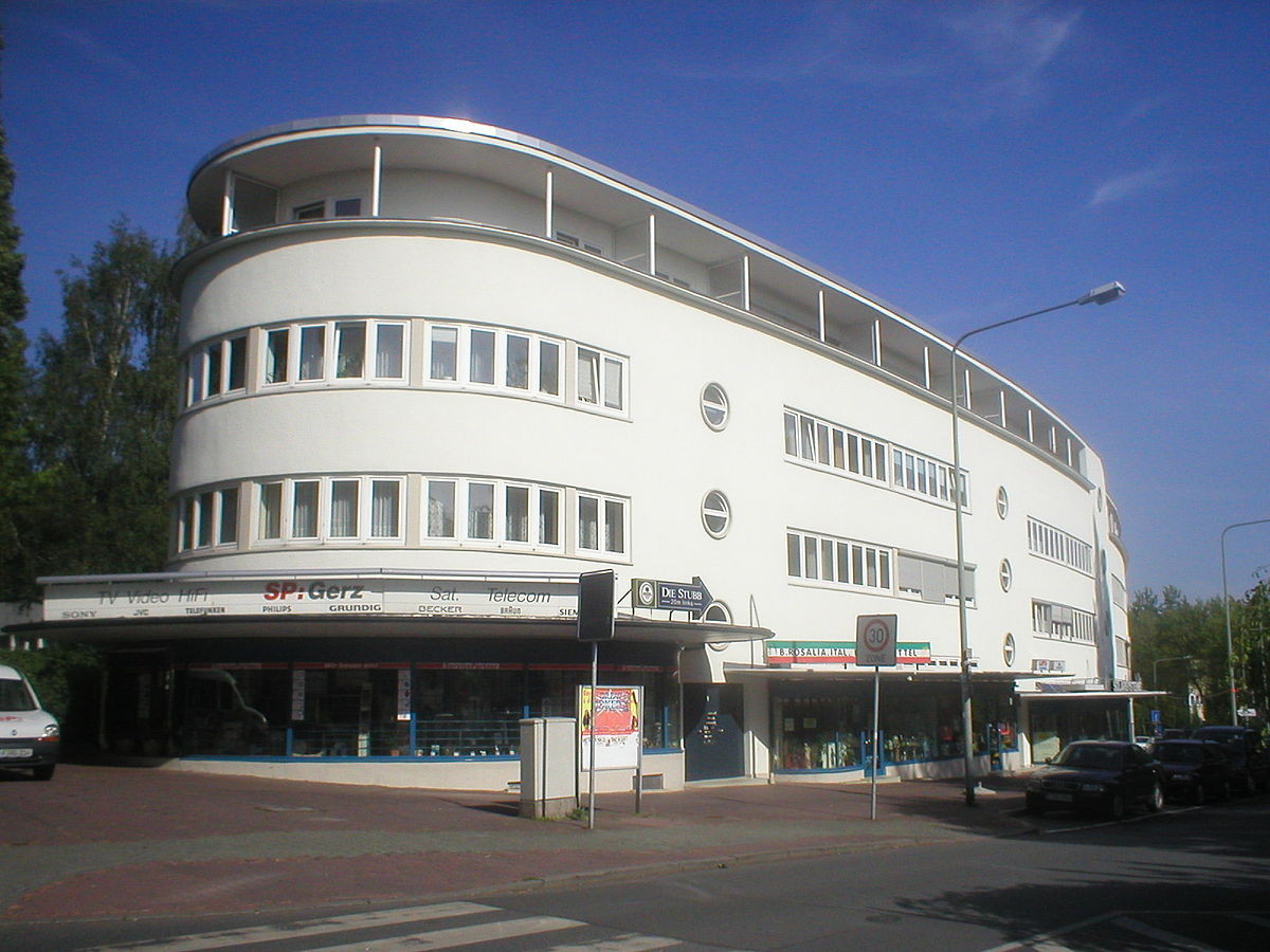 Bytový dům na sídlišti Römerstadt s komerčními prostory v parteru