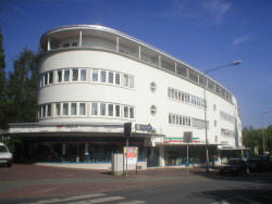 Bytový dům na sídlišti Römerstadt s komerčními prostory v parteru