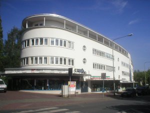 Bytový dům na sídlišti Römerstadt s komerčními prostory v parteru