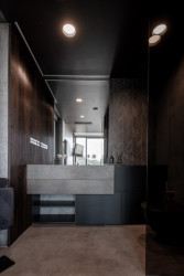 Pohled do koupelny (Interiér třípodlažního bytu v Praze od studia OOOX)