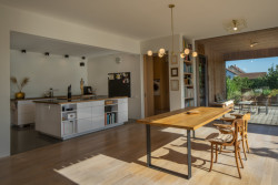 Kuchyně, jídelna a obývací pokoj v jednom. (Rodinný dům u Rozkoše, MOLO architekti)