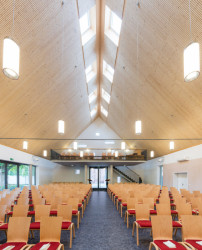 Prostorová akustika je řešena dřevěnými akustickými panely NOVATOP