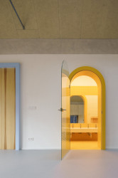 Nápaditě pojatá umývárna...  (Domov pro seniory s mateřskou školou v Horních Jirčanech, ti architekti)