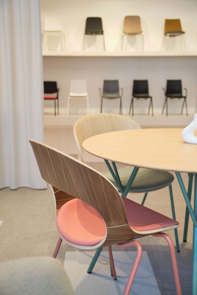 Produkty LD Seating jsou v showroomu vystaveny dvěma způsoby - tak, že se dají vyzkoušet, a pak vyvýšené na soklech a výstavních policích.