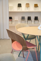 Produkty LD Seating jsou v showroomu vystaveny dvěma způsoby - tak, že se dají vyzkoušet, a pak vyvýšené na soklech a výstavních policích.