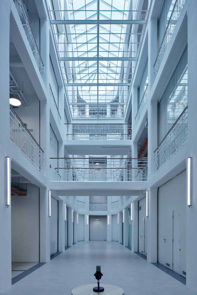 Konverze domu nábytku na budovu Českého rozhlasu Olomouc podle návrhu studia Atelier 38
