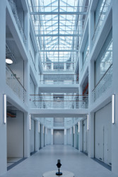 Konverze domu nábytku na budovu Českého rozhlasu Olomouc podle návrhu studia Atelier 38