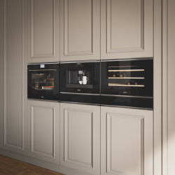 Byt s klasicistní inspirací v Paříži. Na fotografii produkty FRANKE: vestavná trouba FMY 99 P XS, vestavný kávovar FMY 45 CM XS, vestavná vinotéka FMY 24 WCR XS a ohřívací zásuvka FMY 14 DRW XS.