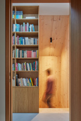 Dům v Říčanech, ateliér Hajný: schody do podkroví