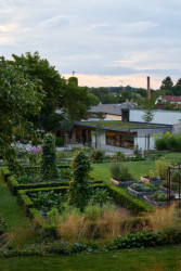 "Malý dům vznikal v intenzivní diskuzi, hledáním koncepčních i provozních vztahů s fungováním celé zahrady," říkají architekti. (Krafferova zahrada v Jindřichově Hradci od matěj šebek architekti a Ateliér Za Mák)