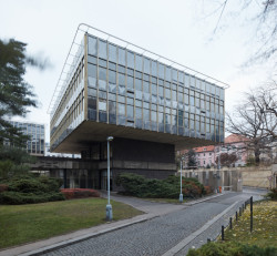 Za celých padesát let nedošlo k důkladné rekonstrukci. „Rekonstrukce se musí udělat dobře – město by mělo jít příkladem ostatním vlastníkům poválečných staveb,“ říká Josef Holeček, architekt a historik, který tu prováděl stavebně historický průzkum.