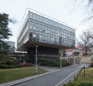 Za celých padesát let nedošlo k důkladné rekonstrukci. „Rekonstrukce se musí udělat dobře – město by mělo jít příkladem ostatním vlastníkům poválečných staveb,“ říká Josef Holeček, architekt a historik, který tu prováděl stavebně historický průzkum.