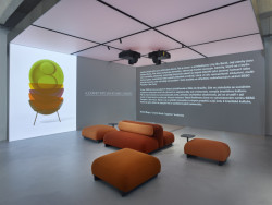 V Konsepti probíhá výstava věnovaná modernistické architektce Lině Bo Bardi. Zaměřuje se především na její nábytek, k vidění je reedice jejích ikonických Bowl Chair