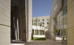 Ada Karmi-Melamede, Open university campus in Ra'anana, hlavní piazzeta - foto