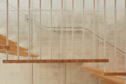 Rodinný dům u Pardubic, 0,5 Studio: Odlehčené schodiště s betonovou stěnou prostupuje celým prostorem z haly do prvního patra s dvěma dětskými pokoji, pokojem pro hosta a hygienickým zázemím