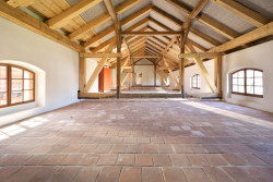 Cihlová dlažba v hřebčíně v Heřmanově Městci