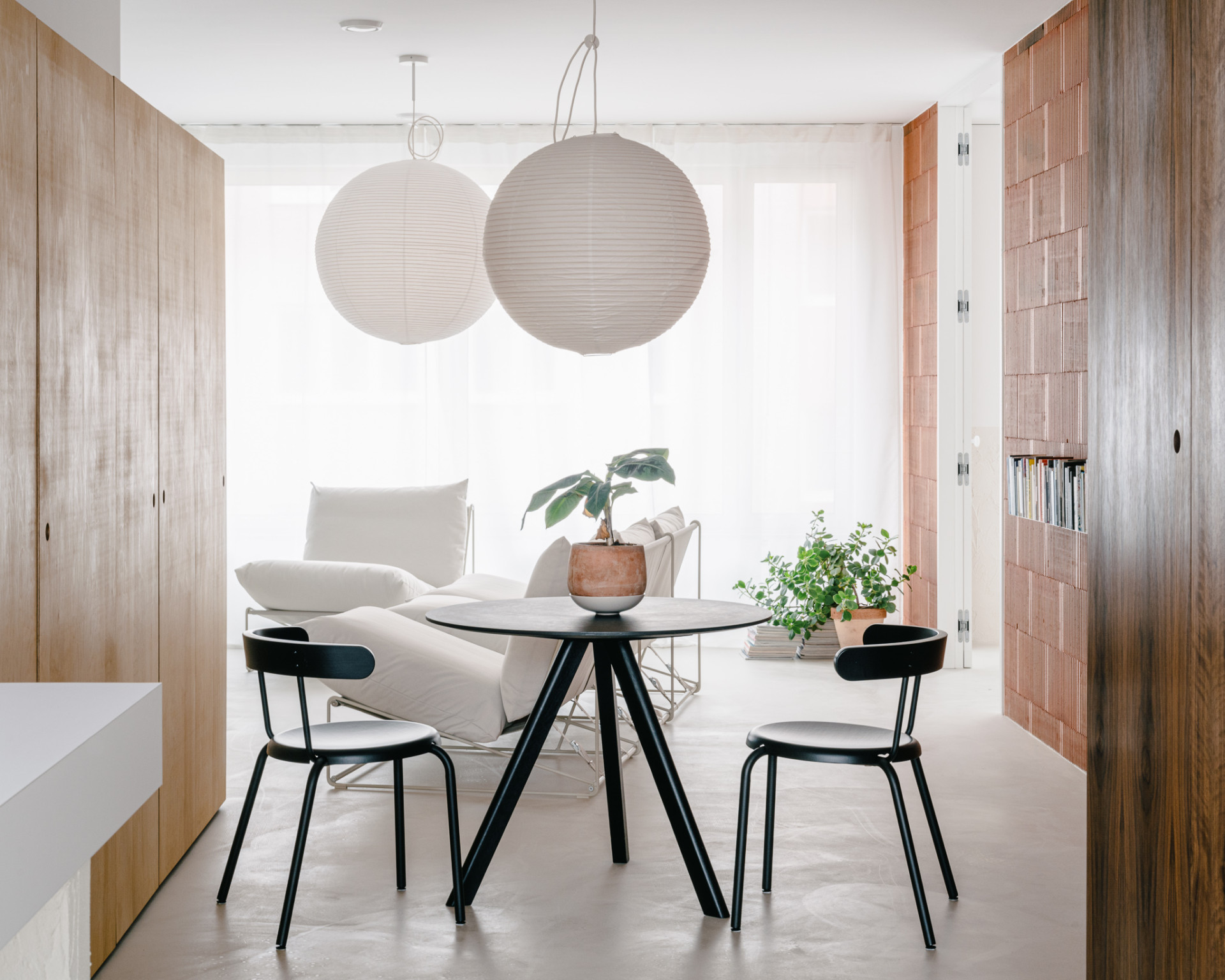 Jaromír Krobot navrhl interiér bytu, ve kterém dominují přiznané pálené cihly, beton a hrubé omítky