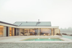 Z každé obytné místnosti lze vyjít přímo do zahrady, na terasu k bazénu. (Bungalov ve východních Čechách; Atelier Kunc)