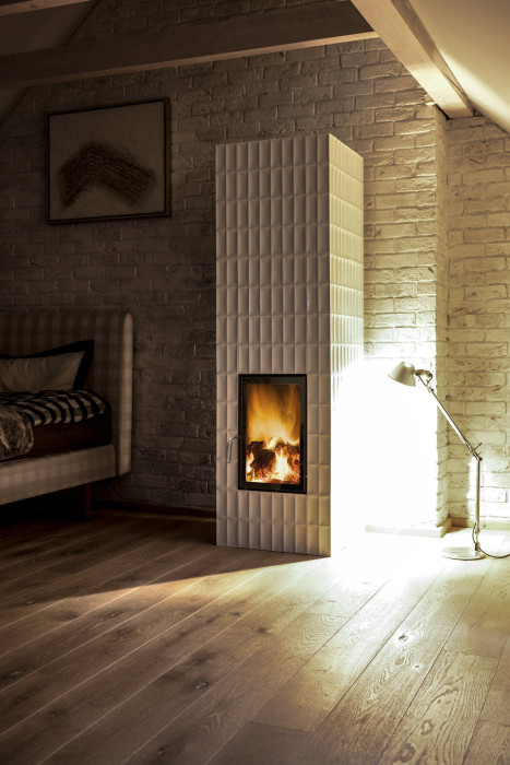 Série kamen Exposi, která vznikla ve spolupráci akademického sochaře Davida Exnera, kachlové manufaktury K&K Poker a německého výrobce topenišť Brunner.