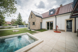 Stavení s červenou pumpou od DESTYL architekti