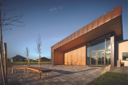 Mateřská škola Doubek v Pardubicích, Med Pavlík architekti: Na vstup upoutává zešikmená střecha