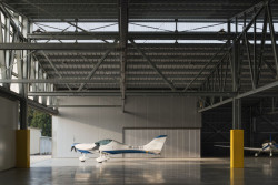 V interiéru se kladl důraz na co nejvíce otevřený prostor bez bariér. (Hangár ve Zbraslavicích, Studio Raketoplán)